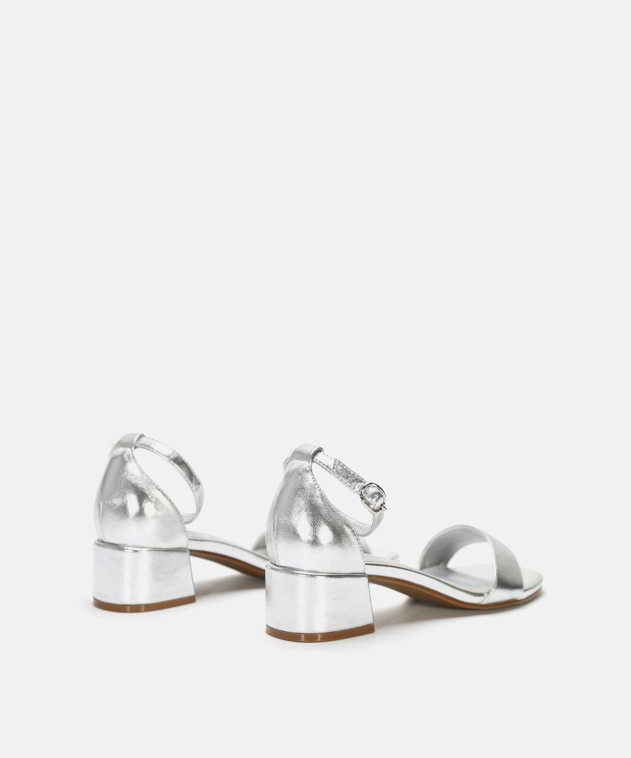 Sapato de salto destalonado em camur&ccedil;a image number null